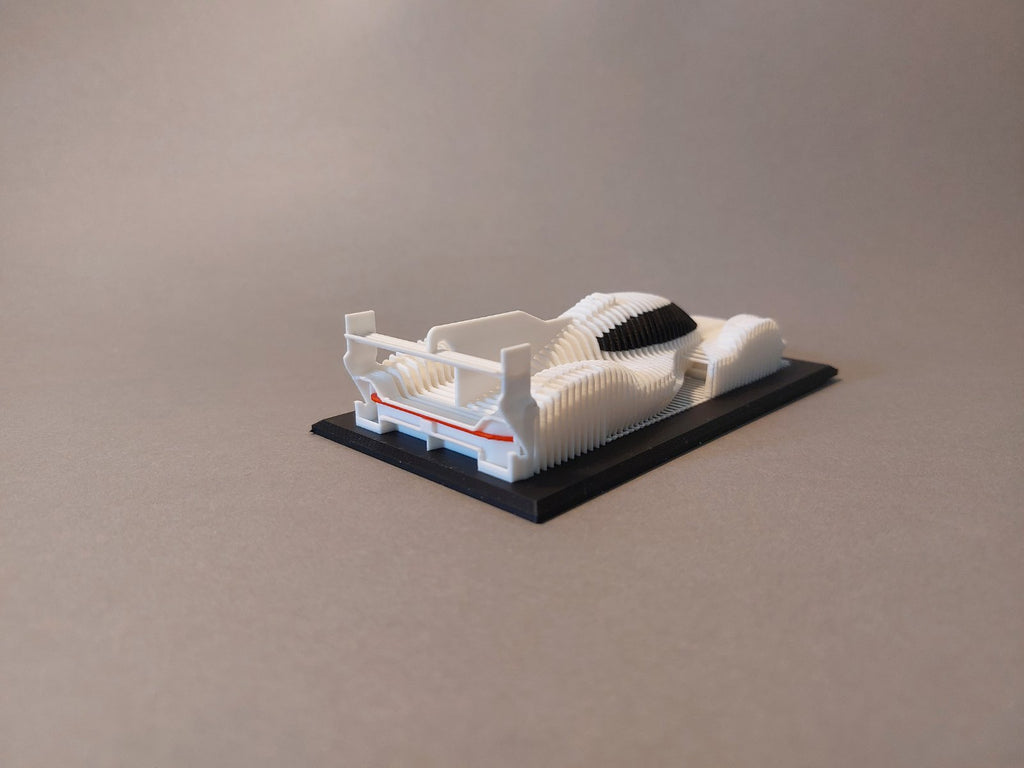 Porsche 963 réteges szobor