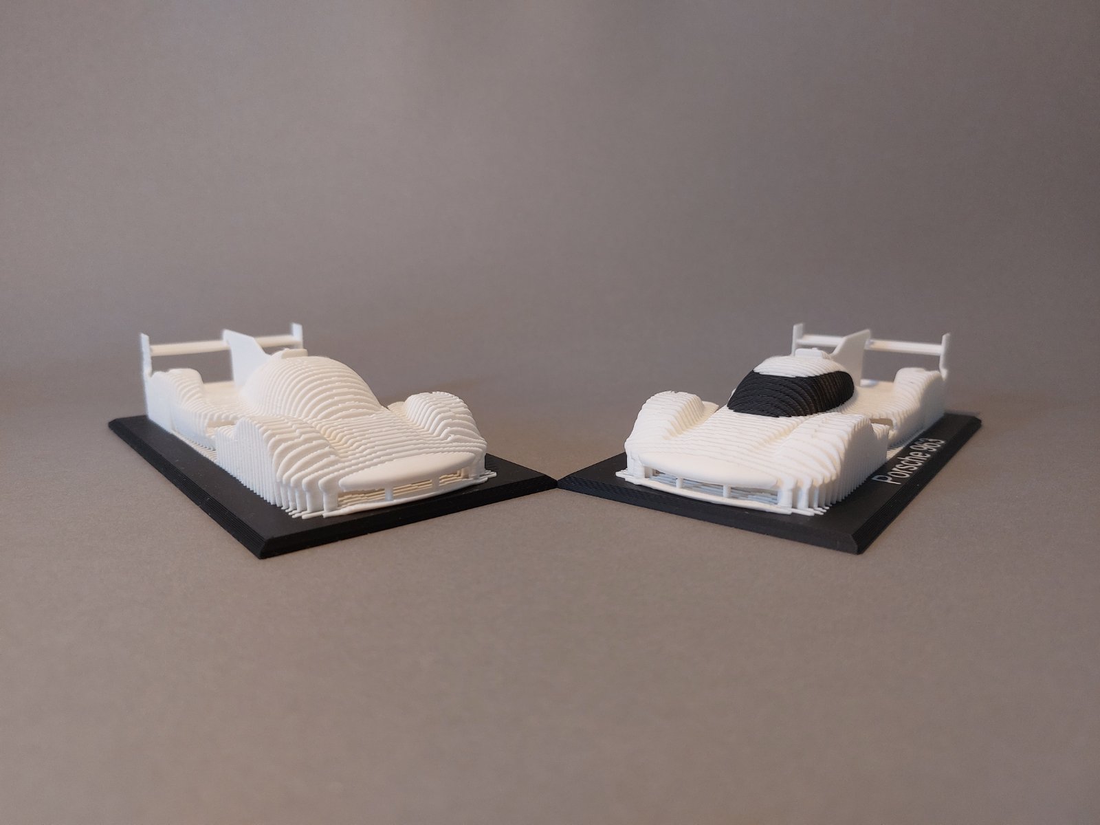 Porsche 963 réteges szobor