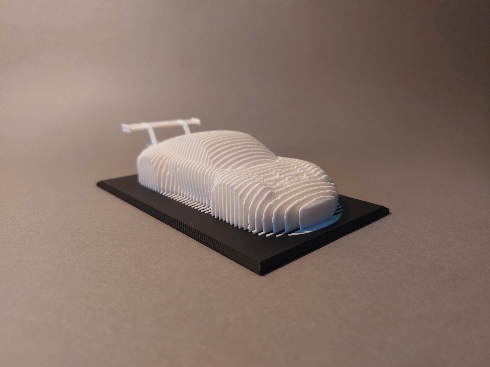 Porsche 911 RSR réteges szobor