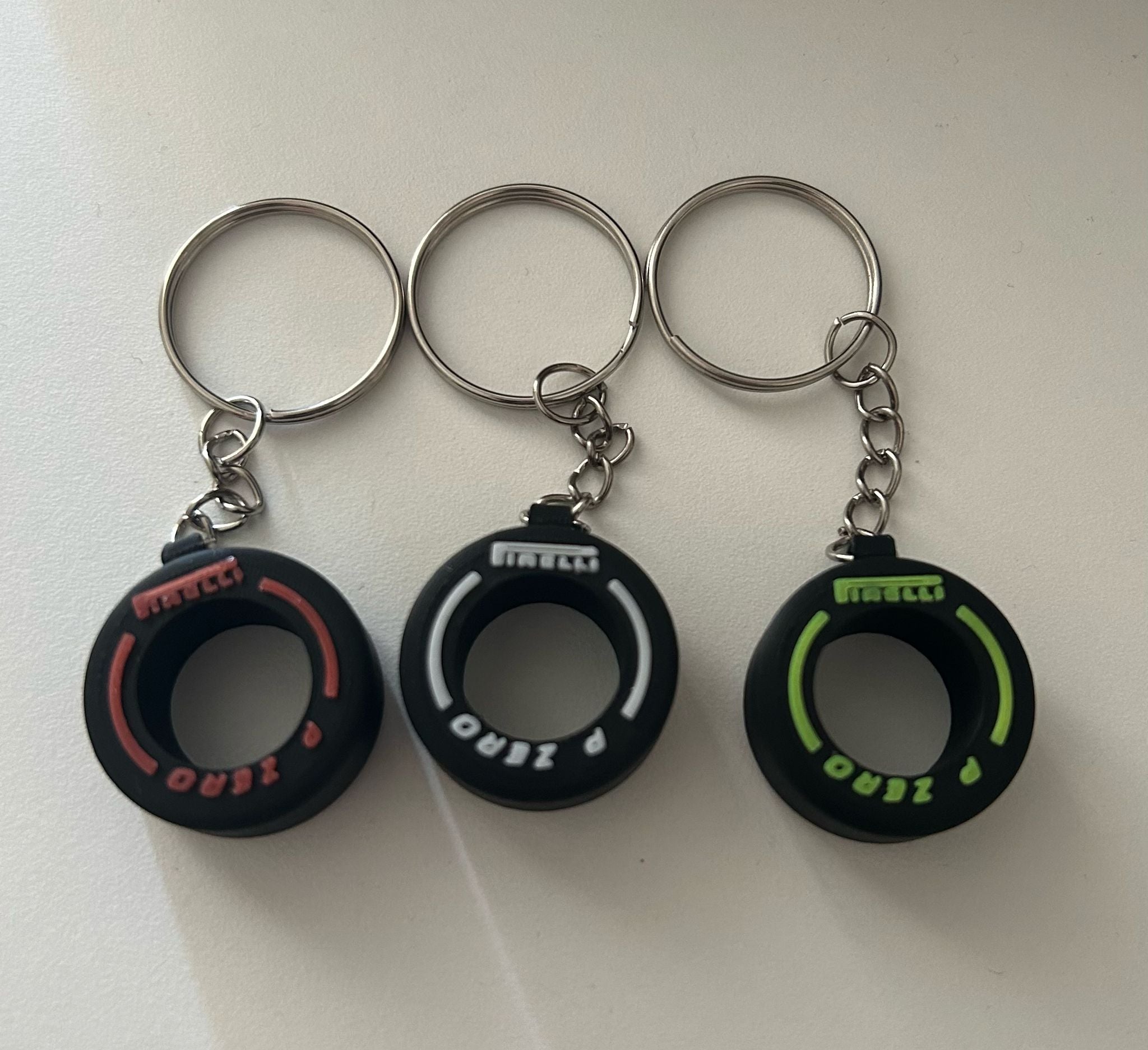 Mini Versenyautó Gumi Kulcstartó